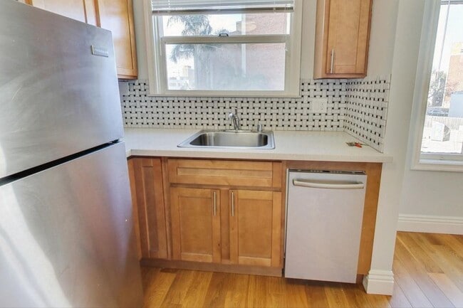 Building Photo - 465 Bellevue Ave