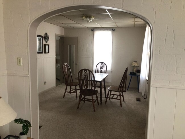 Building Photo - $849 - 2 bed 1 bath - Single Family Home