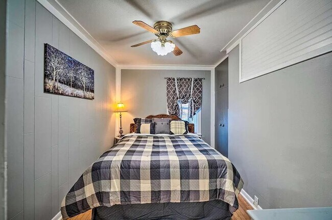 Building Photo - 325 W Spring St