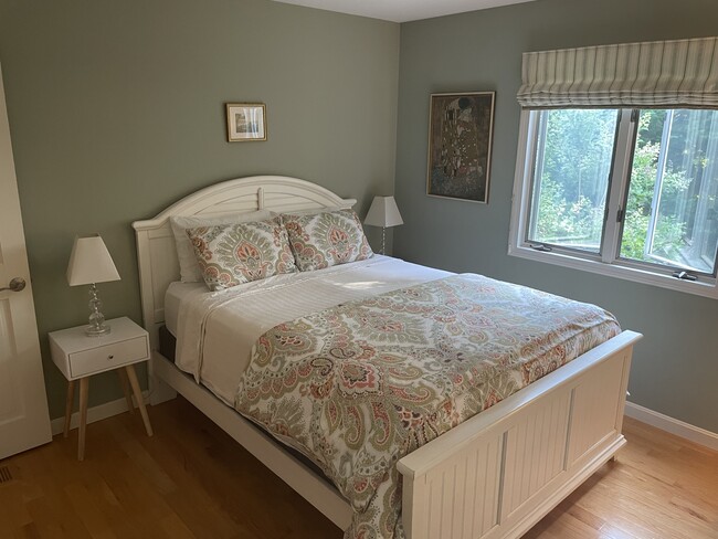 Queen bed - 9 Essex Dr