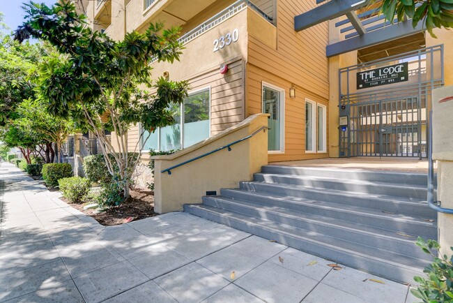 Building Photo - Updated 2 Bedroom Townhome in the Heart of...