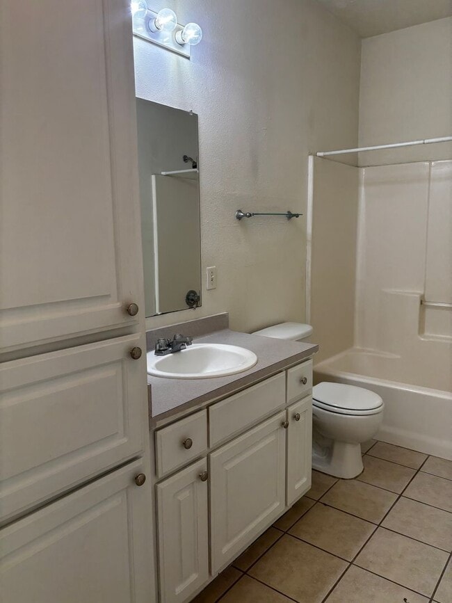 Building Photo - 2 bedroom 2 bath