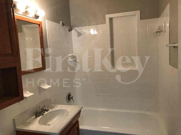 Building Photo - 4707 W Bay Ave