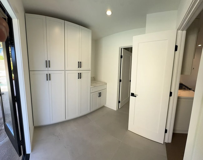 Building Photo - 2940 Sunset Hills