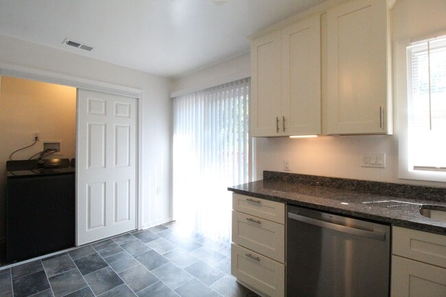 Building Photo - 4 Bedroom 2 Bath Updated Home In Overland Park