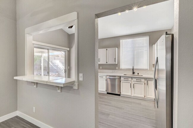 Building Photo - Fully Renovated Single Story 3bd/2bth Single Family Home