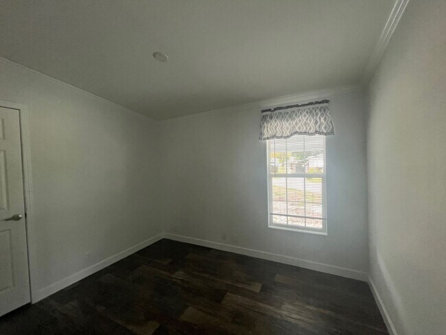 Building Photo - 587 Leopard Ln