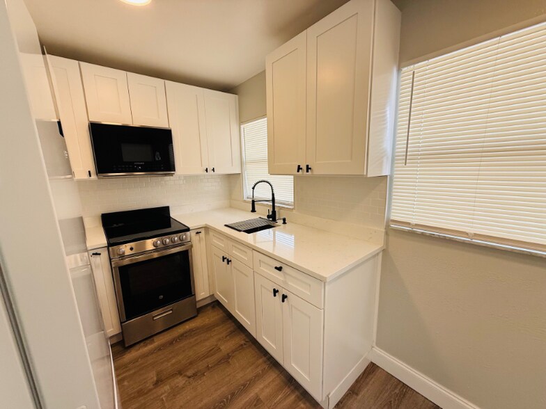 Building Photo - 1100-1190 Neptune Dr