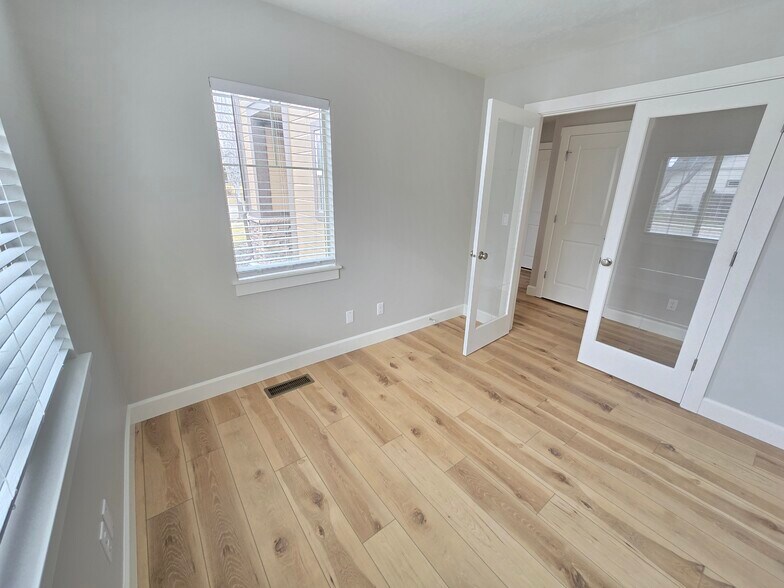 Building Photo - 591 W Kingsley St