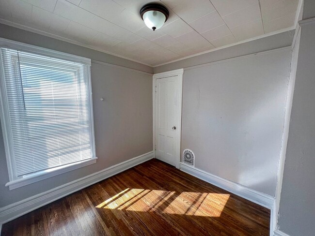 Building Photo - 4/1.5 Single Family Home | Hardwood Floors...