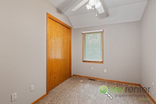Building Photo - Beautiful, Rare 6 bedroom 3 bath house!