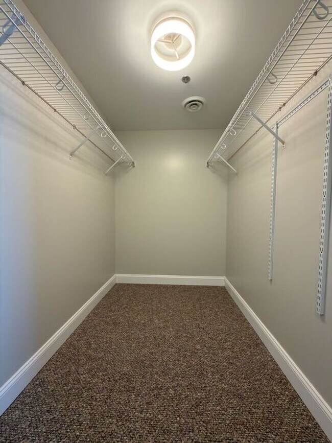 Building Photo - **Stunning Waterfront Condo in Downtown Knoxville**  2 Bedroom, 2 bath Fully renovated! Available...