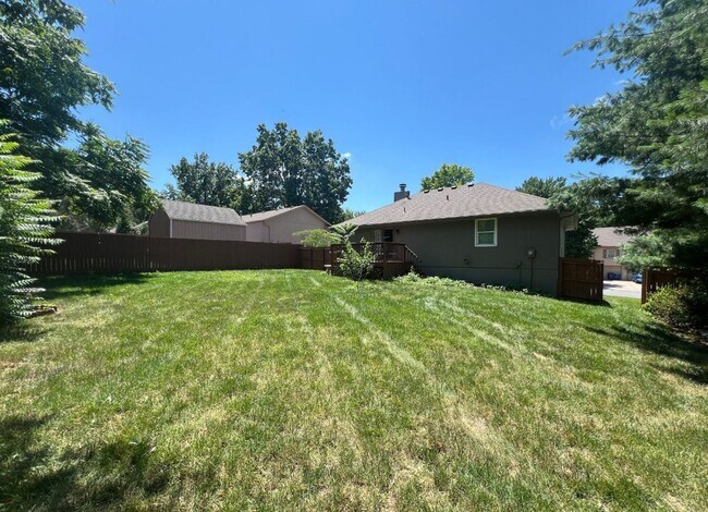 Building Photo - 925 NE Carousel Ln