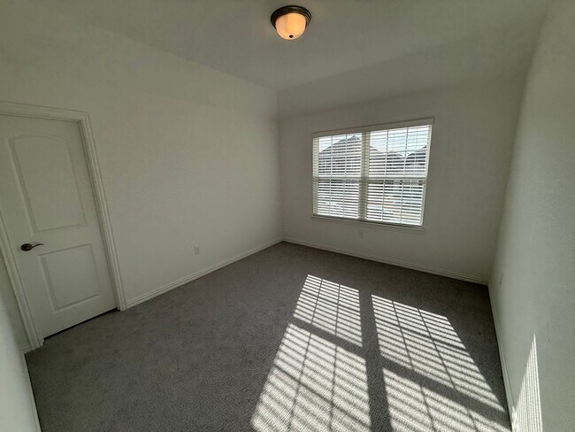 Building Photo - Room for Family and Friends!