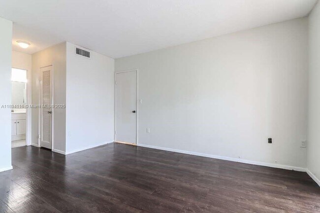 Building Photo - 1351 NE Miami Gardens Dr