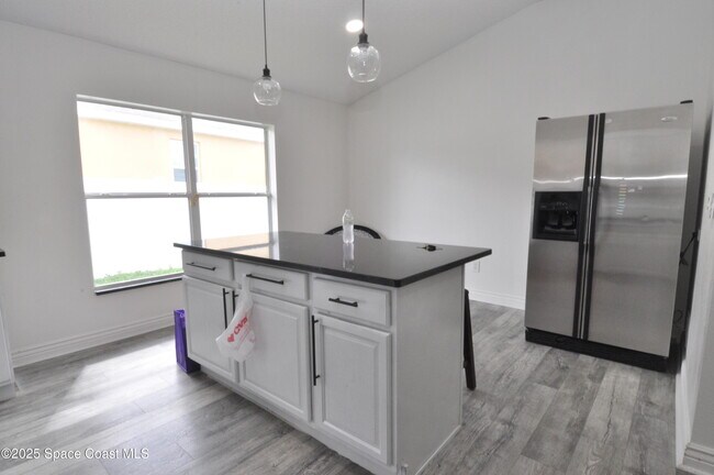 Building Photo - 911 Eldron Blvd SE