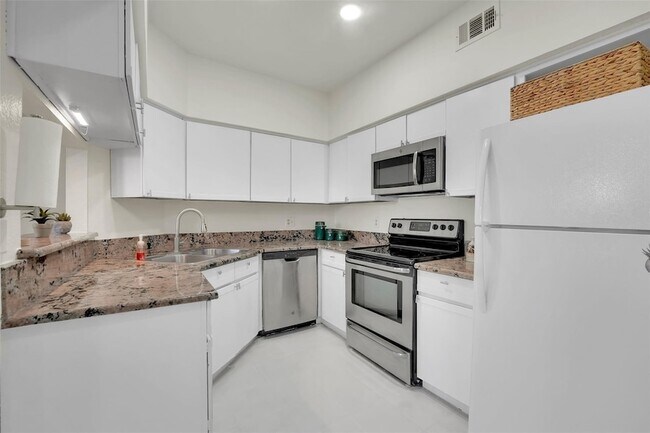 Building Photo - 1700 Amelia Ct