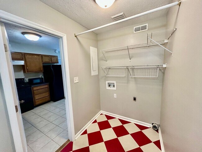 Building Photo - Cozy 2 Bed, 1.5 Bath in Lexington!