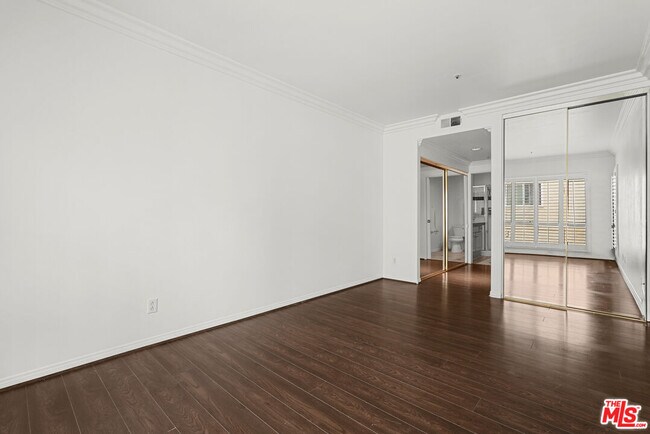 Building Photo - 5224 Zelzah Ave