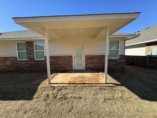 Building Photo - Luxury 3 Bedroom 2 Bathroom Duplex with 2 Car Garage in Bethany, Ok (ALL appliances included)