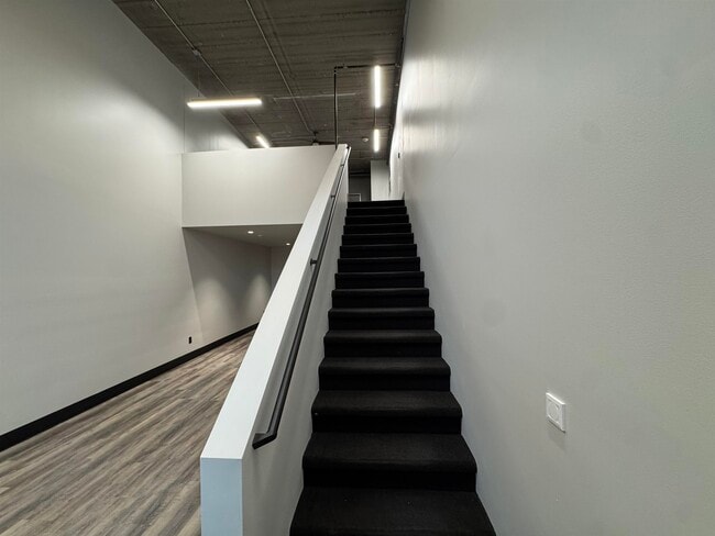 Building Photo - 824 W 8th St