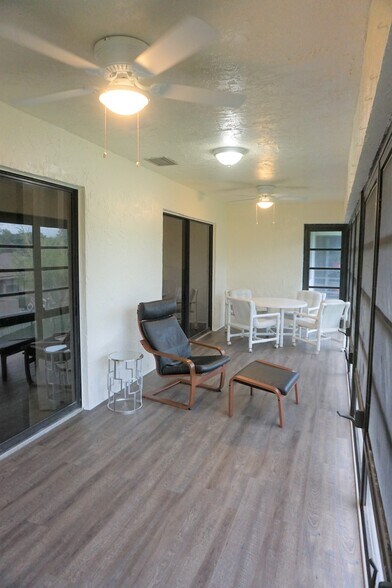 Large screened-in balcony to enjoy your morning coffee. - 1291 SE Parkview Pl