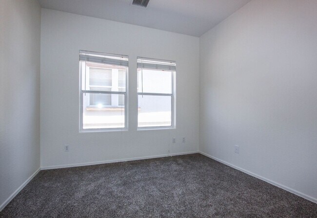 Building Photo - 607 N Cortina St
