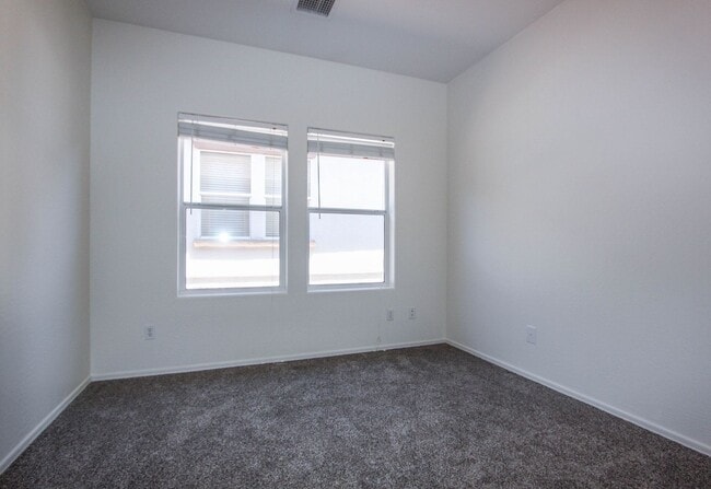 Building Photo - Quailwood Townhome with Amenities