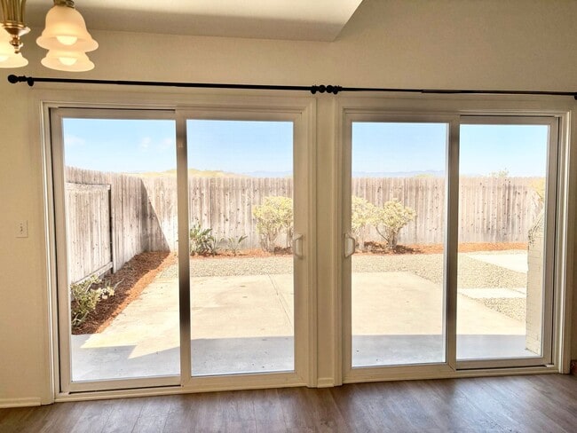 Building Photo - Oxnard | Welcome to the Pearl of Oxnard Du...