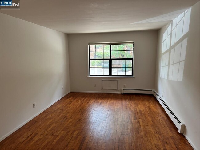 Building Photo - 244 Collignon Way