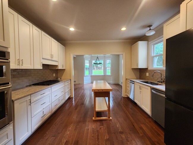 Building Photo - Executive Rental in Lake Redwine Community, 4 Bedrooms and 2.5 Baths 2 Car Garage - Newnan, GA