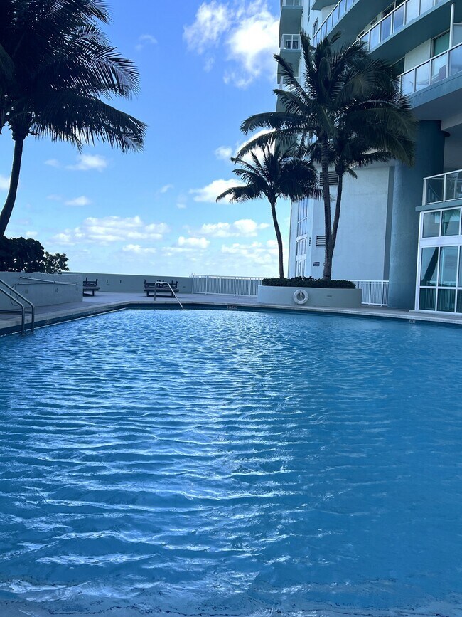 Building Photo - 1900 N Bayshore Dr