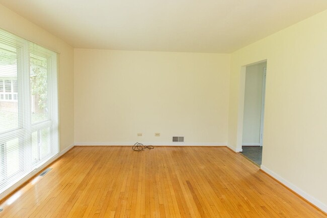 Building Photo - Comfortable Single-Family Living with All-...