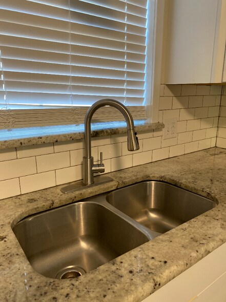 Building Photo - 3921 Sabine Ave