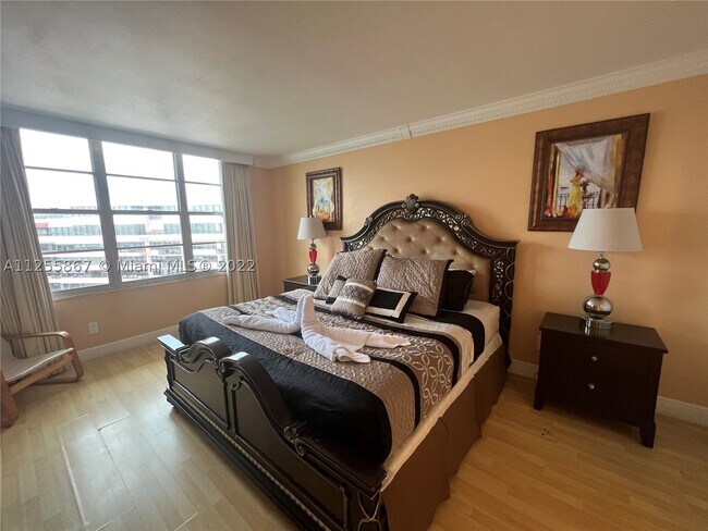Building Photo - 5161 Collins Ave