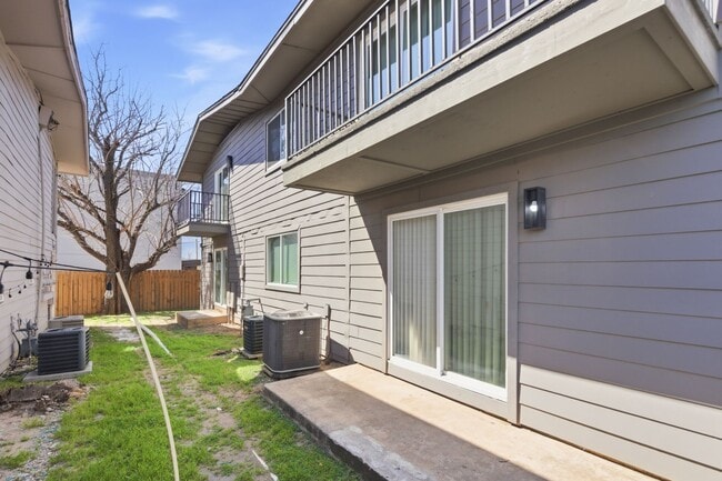 Building Photo - Central One Bedroom close to Downtown
