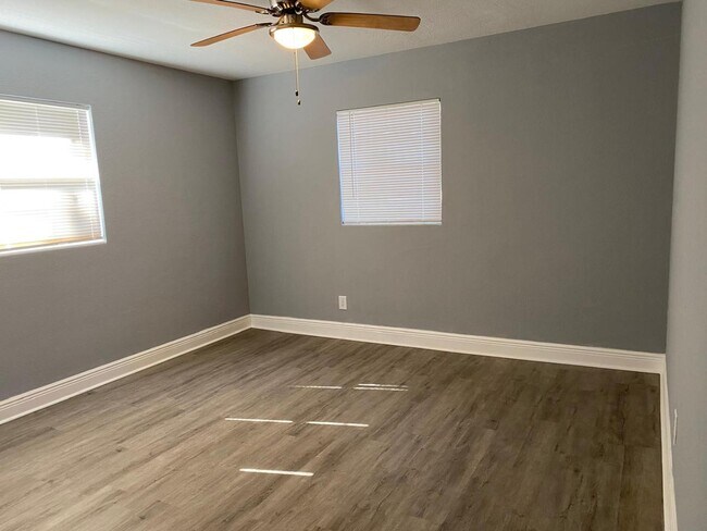 Building Photo - 2613 Drake Dr