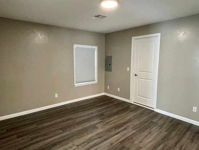 Building Photo - Updated and Spacious 2 bed 2 bath in the P...