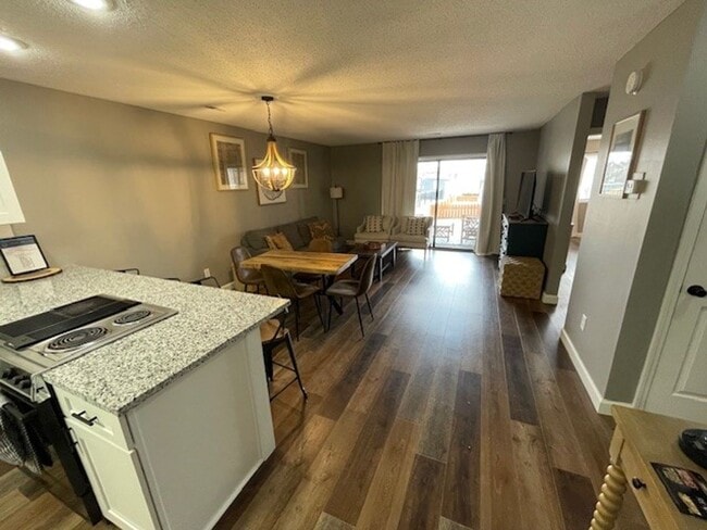 Building Photo - Furnished 2 bedroom 2 bath - Garden Level