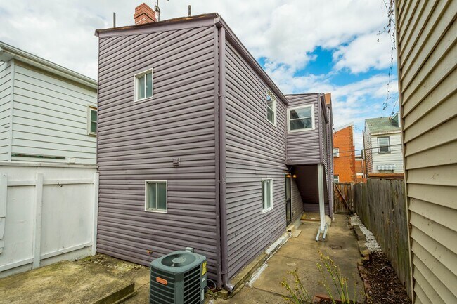 Building Photo - Beautifully Renovated 3 bed, 3 bath Home in the Southside Flats