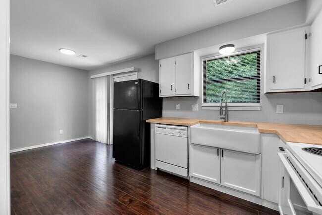 Building Photo - Charming 2-Bedroom Duplex in an Established Neighborhood
