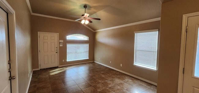 Building Photo - Beautiful 3 Bed, 2 Bath Duplex in Clear Creek Area - Viewable Now