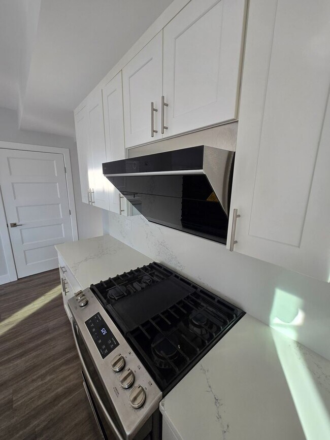 Building Photo - Stunning 2 Bd 1.5 Bath with Garage Parking...
