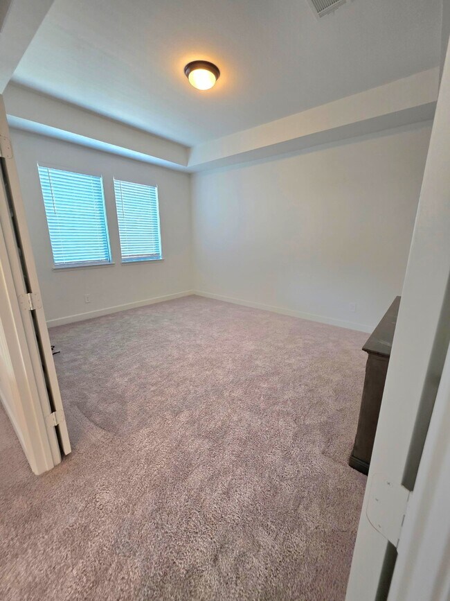 Building Photo - 15365 Legacy Pk Wy