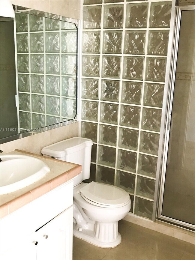 Building Photo - 2642 Collins Ave