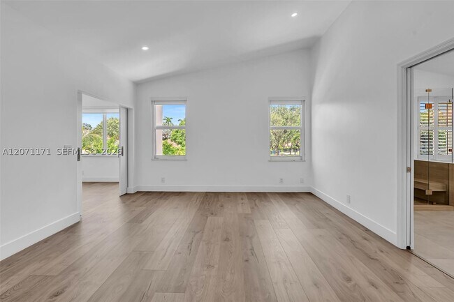 Building Photo - 3433 SW 52nd Ave