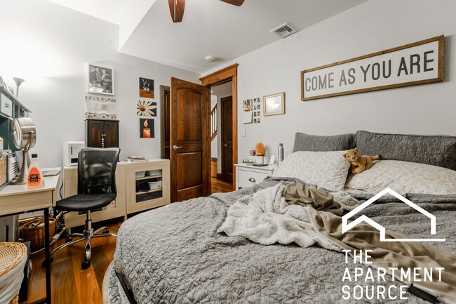 Building Photo - 1019 W Oakdale Ave