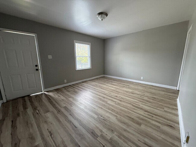 Building Photo - New Listing - Brookside Park 3 Bedroom Home