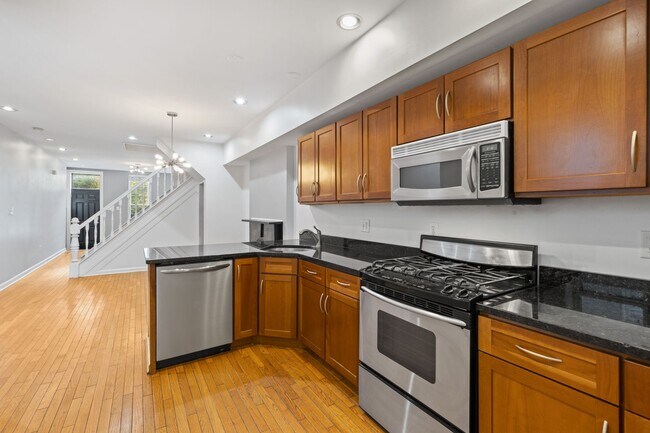 Building Photo - Beautiful 3 bedroom 3 bathroom townhouse i...