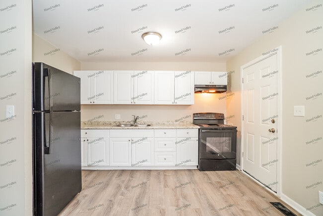 Building Photo - 488 Lombard Rd